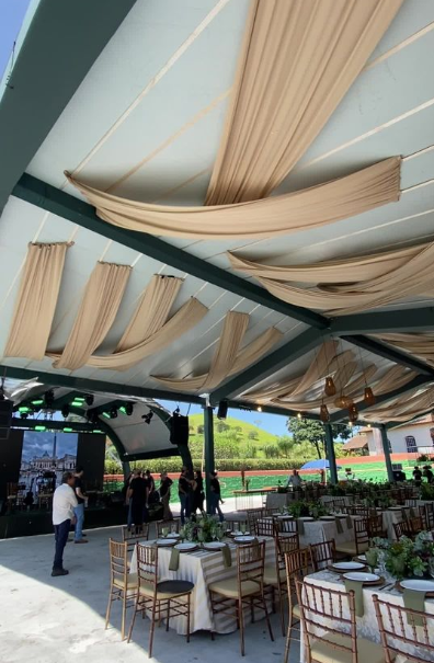 Tenda montada para evento ao ar livre